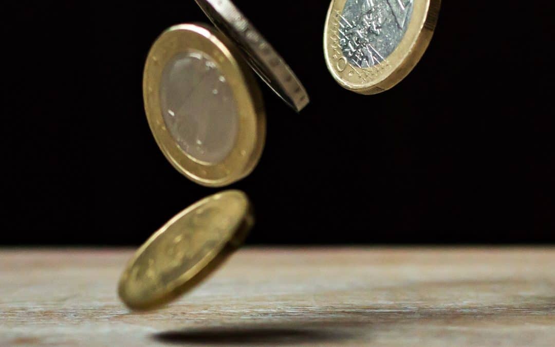 Bild mit fallenden Münzen zum Eurosystem